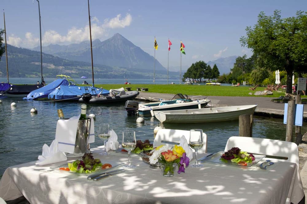 Terasse am Thunersee für Hochzeiten, Familienfeiern und Tagungen im Hotel neuhaus zum see in Unterseen