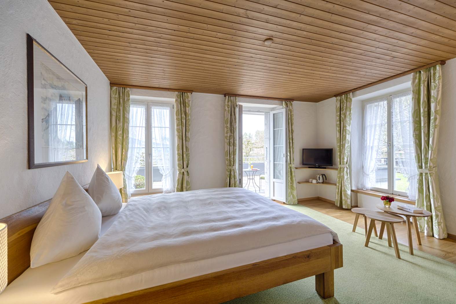 Double room with view to Lake Thun: book best rate on our website www.hotel-neuhaus.ch, Hotel neuhaus zum see, Unterseen, Interlaken