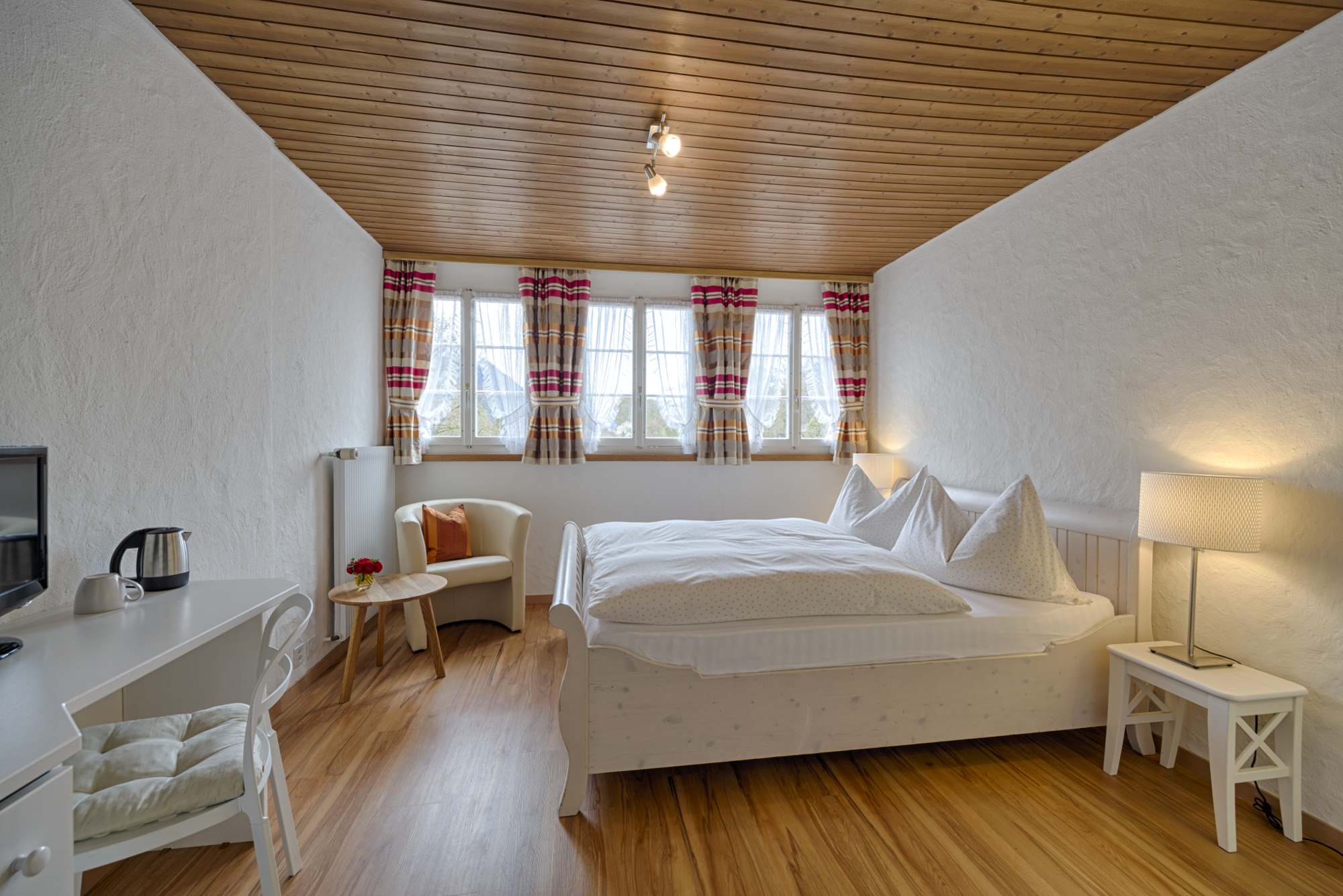 Gemütliche Nichtraucherzimmer für 2 Personen mit seitlicher Berg- oder Seesicht buchen im Hotel neuhaus zum see, direkt am Thunersee, Interlaken